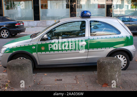 Ein Polizei Fahrzeug befindet sich im Stadtteil Charlottenburg, Berlin, Deutschland Berlin, Deutschland, Stockfoto