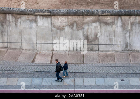 Gedenkstätte Berliner Mauer - Gedenkstätte für Opfer der Mauer Ernst Mundt neben Teil der ursprünglichen Wand Bernauerstrasse Stockfoto
