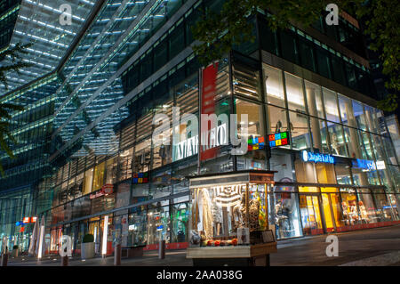 Geschäfte hinter Glasfassaden, Neues Kranzler Eck, Berlin-Charlottenburg, Berlin, Deutschland, Europa Stockfoto