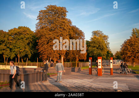Gedenkstätte Berliner Mauer - Gedenkstätte für Opfer der Mauer Ernst Mundt neben Teil der ursprünglichen Wand Bernauerstrasse Stockfoto