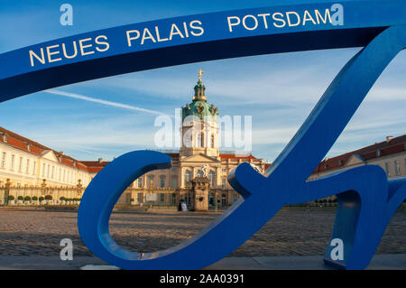 Schloss Charlottenburg und sein Park Schlossgarten wieder aufgebaut nach dem Zweiten Weltkrieg in Berlin, Deutschland, Neues Palais Potsdam Stockfoto