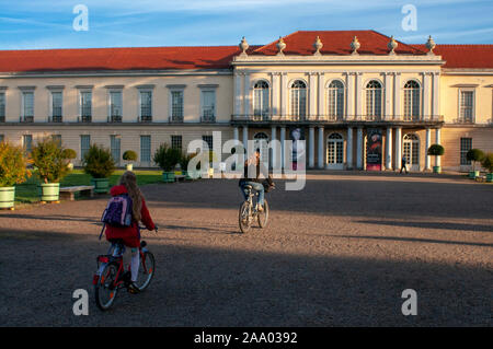 Im neuen Flügel des Schloss Charlottenburg neuer Flügel und sein Park Schlossgarten wieder aufgebaut nach dem Zweiten Weltkrieg in Berlin Deutschland Stockfoto