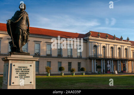 Im neuen Flügel des Schloss Charlottenburg neuer Flügel und sein Park Schlossgarten wieder aufgebaut nach dem Zweiten Weltkrieg in Berlin, Deutschland. Friedrich Erster Koeni Stockfoto