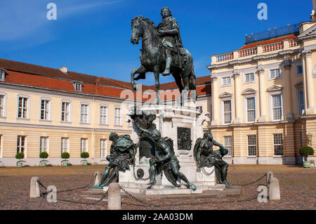 Skulpturen in Charlottenburg Palace Eingang und sein Park Schlossgarten wieder aufgebaut nach dem Zweiten Weltkrieg in Berlin, Deutschland. Statue von Friedrich Wilhelm Stockfoto