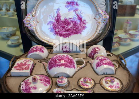 Vasen und Porzellansammlung im Teehaus Belvedere Museum am Schloss Charlottenburg Schloss im Schlossgarten Charlottenburg Berlin Deutschland sind Stockfoto