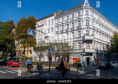Wohngebäude, alten und neuen Gebäuden, Hausfassade mit Blumenkästen in Charlottenburg, Berlin, Deutschland Stockfoto