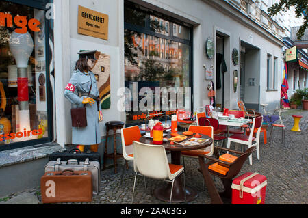 Mannequins und ergänzt Shop, spezialisiert auf Ostdeutsche Produkte im angesagten Berliner Stadtteil Prenzlauer Berg Berlin Deutschland Stockfoto