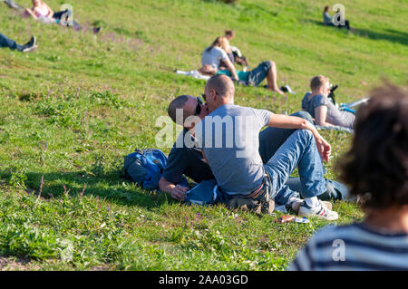 Die Menschen genießen am Mauerpark Prenzlauer Berg in Berlin Deutschland Stockfoto