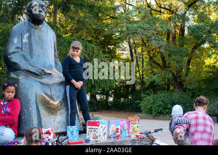 Buchen Sie sencond hand markt im Monument Kate Kollwitz, Kollwitz, Prenzlauer Berg, Pankow, Berlin, Deutschland, Denkmal Käthe Kollwitz, Kollwitzplat Stockfoto