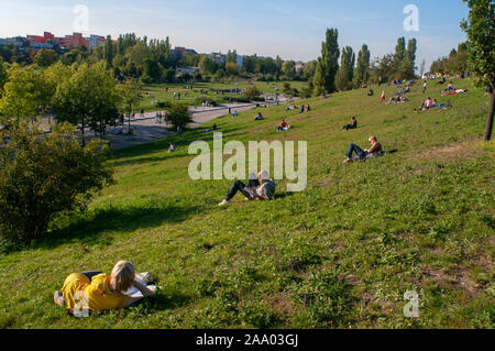 Die Menschen genießen am Mauerpark Prenzlauer Berg in Berlin Deutschland Stockfoto