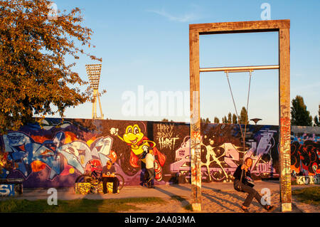 Graffiti auf Mauerpark Mauer in Berlin, Deutschland. Ein ehemaliger Teil der Berliner Mauer TODESSTREIFEN Stockfoto