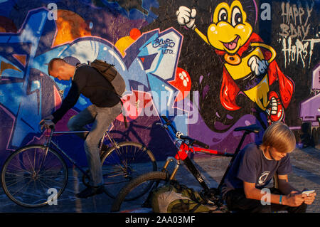 Graffiti auf Mauerpark Mauer in Berlin, Deutschland. Ein ehemaliger Teil der Berliner Mauer TODESSTREIFEN Stockfoto