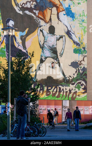 Graffiti in einem Haus in der Nähe der Mauerpark Berlin Abend Licht Deutschland. Herzlich Willkommen in Belin, brasilianische Team. Joga Bonito. Mauerpa Stockfoto