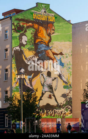 Graffiti in einem Haus in der Nähe der Mauerpark Berlin Abend Licht Deutschland. Herzlich Willkommen in Belin, brasilianische Team. Joga Bonito. Mauerpa Stockfoto