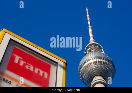 Berliner Fernsehturm Fernsehturm, bei 368 Meter, das höchste Gebäude in Deutschland, Berlin, Deutschland, Europa Stockfoto