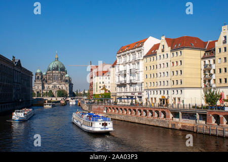 Berliner Dom oder den Berliner Dom und die Spree, laufend neben dem Nikolaiviertel, führt zu den historischen Wahrzeichen der Berliner Dom Stockfoto