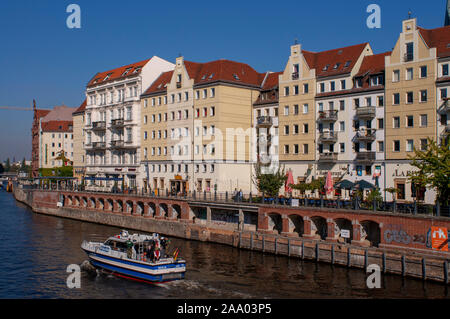 Polizei Boot in der Spree, laufend neben dem Nikolaiviertel, führt zu den historischen Wahrzeichen der Berliner Dom Deutschland Stockfoto