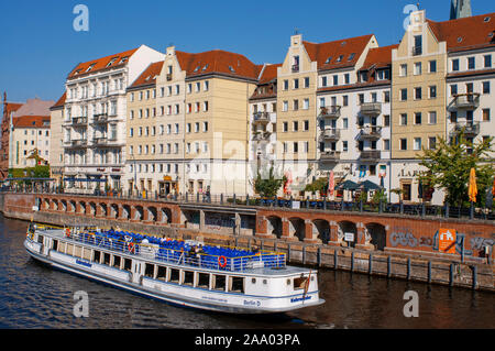 Die Spree, laufend neben dem Nikolaiviertel, führt zu den historischen Wahrzeichen der Berliner Dom Deutschland Stockfoto