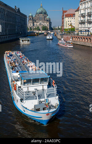 Berliner Dom oder den Berliner Dom und die Spree, laufend neben dem Nikolaiviertel, führt zu den historischen Wahrzeichen der Berliner Dom Stockfoto