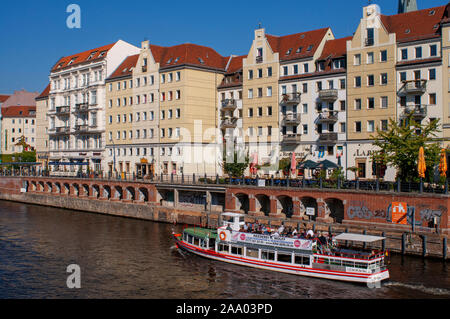 Die Spree, laufend neben dem Nikolaiviertel, führt zu den historischen Wahrzeichen der Berliner Dom Deutschland Stockfoto