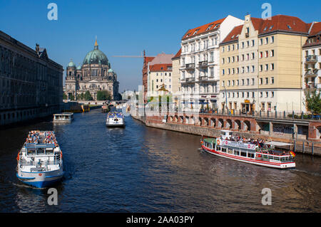 Berliner Dom oder den Berliner Dom und die Spree, laufend neben dem Nikolaiviertel, führt zu den historischen Wahrzeichen der Berliner Dom Stockfoto