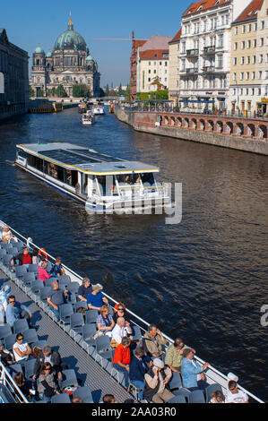 Berliner Dom oder den Berliner Dom und die Spree, laufend neben dem Nikolaiviertel, führt zu den historischen Wahrzeichen der Berliner Dom Stockfoto