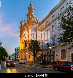 Nachtansicht von Del Carmen Kirche in Alameda Apodaca Cadiz Andalusien Spanien Stockfoto