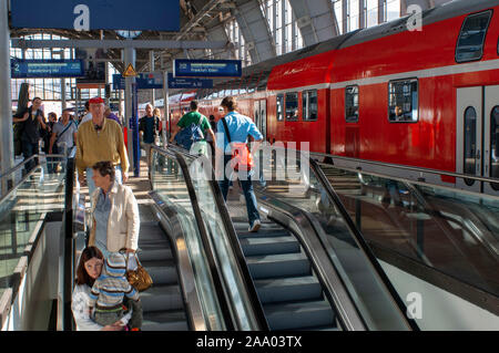 Regionale Zug im Hauptbahnhof Berlin Hauptbahnhof Deutschland Stockfoto