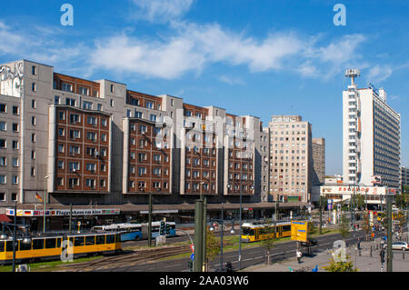 Berlin street scene und Straßenbahn vorbei in den Straßen von Mitte, Berlin, Deutschland Stockfoto