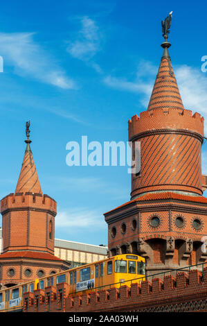 S-Bahn über Oberbaumbrücke Oberbaumbrucke in Friedrichshain Kreuzberg Berlin, Deutschland, Europa Stockfoto