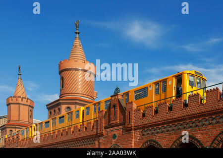 S-Bahn über Oberbaumbrücke Oberbaumbrucke in Friedrichshain Kreuzberg Berlin, Deutschland, Europa Stockfoto