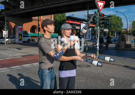 Junges Paar jugglery durchführen auf fußgängerüberweg in der Nähe der Oberbaumbrücke Oberbaumbrucke in Friedrichshain Kreuzberg Berlin, Deutschland, Europa Stockfoto