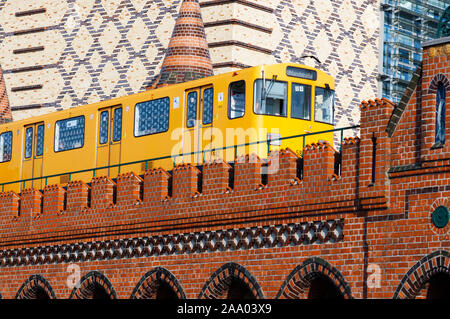 S-Bahn über Oberbaumbrücke Oberbaumbrucke in Friedrichshain Kreuzberg Berlin, Deutschland, Europa Stockfoto