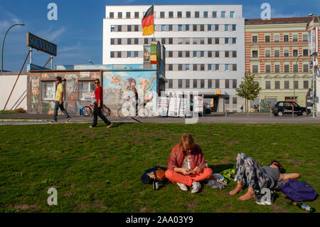 Graffiti auf ursprünglichen Abschnitt der Berliner Mauer an der East Side Gallery in Friedrichshain Berlin Deutschland Stockfoto