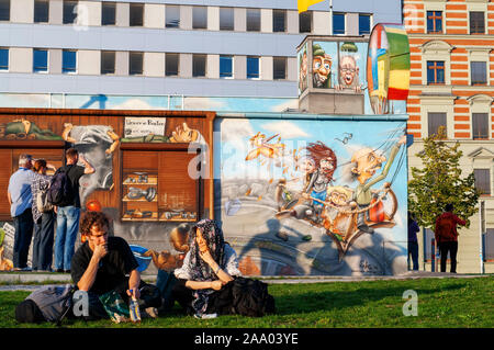 Graffiti auf ursprünglichen Abschnitt der Berliner Mauer an der East Side Gallery in Friedrichshain Berlin Deutschland Stockfoto