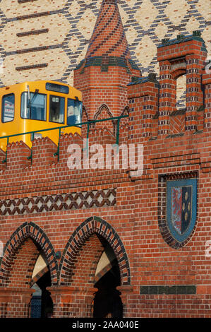 S-Bahn über Oberbaumbrücke Oberbaumbrucke in Friedrichshain Kreuzberg Berlin, Deutschland, Europa Stockfoto