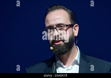 Leipzig, Deutschland. Nov, 2019 18. Sebastian Gemkow (CDU), Justizminister von Sachsen, spricht an der Nominierung Parteitag der CDU Leipzig. Gemkow wird an diesem Abend als Kandidat für die Bürgermeister der Leipziger Union nominiert werden. Credit: Hendrik Schmidt/dpa-Zentralbild/ZB/dpa/Alamy leben Nachrichten Stockfoto