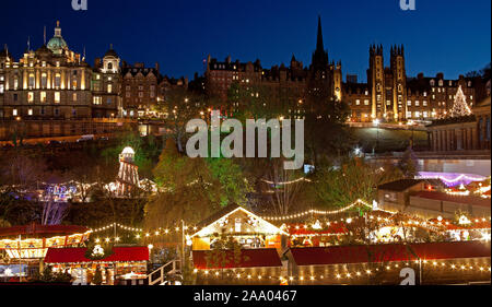 Princes Street Christmas Market and Fun Fair, Edinburgh, Schottland, Großbritannien. November 2019. Kalter Tag, aber hell mit einer Temperatur von 0 Grad am späten Nachmittag, voraussichtlich auf rund minus 4 Grad über Nacht fallen. Der klare Himmel gibt ein schönes Dämmerungslicht, um den Tag zu beenden. Stockfoto