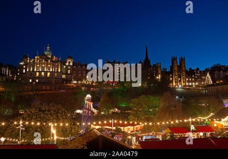 Princes Street Christmas Market and Fun Fair, Edinburgh, Schottland, Großbritannien. November 2019. Kalter Tag, aber hell mit einer Temperatur von 0 Grad am späten Nachmittag, voraussichtlich auf rund minus 4 Grad über Nacht fallen. Der klare Himmel gibt ein schönes Dämmerungslicht, um den Tag zu beenden. Stockfoto