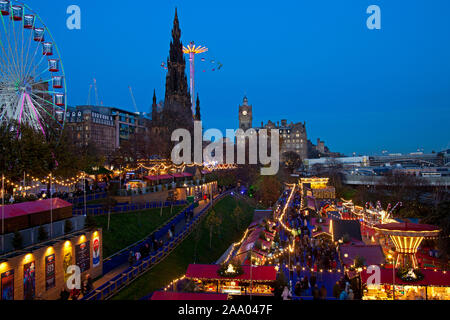 Princes Street Christmas Market and Fun Fair, Edinburgh, Schottland, Großbritannien. November 2019. Kalter Tag, aber hell mit einer Temperatur von 0 Grad am späten Nachmittag, voraussichtlich auf rund minus 4 Grad über Nacht fallen. Der klare Himmel gibt ein schönes Dämmerungslicht, um den Tag zu beenden. Stockfoto