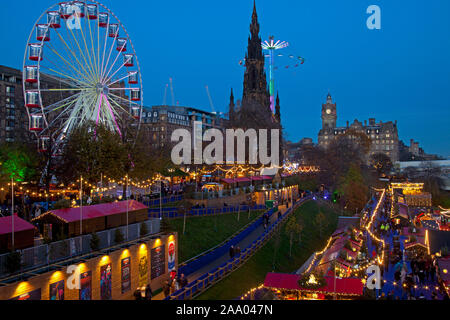 Princes Street Christmas Market and Fun Fair, Edinburgh, Schottland, Großbritannien. November 2019. Kalter Tag, aber hell mit einer Temperatur von 0 Grad am späten Nachmittag, voraussichtlich auf rund minus 4 Grad über Nacht fallen. Der klare Himmel gibt ein schönes Dämmerungslicht, um den Tag zu beenden. Stockfoto