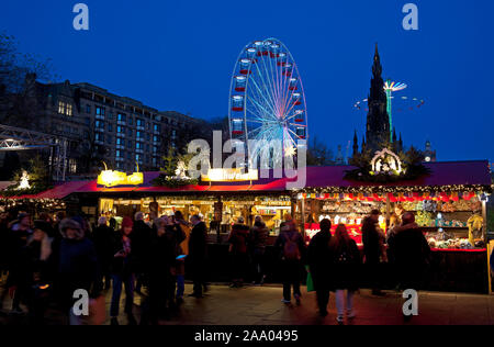 Die Princes Street Weihnachtsmarkt und Kirmes, Edinburgh, Schottland, Vereinigtes Königreich. Nov, 2019 18. Kalter Tag, aber hell mit Temperatur von 0 Grad am späten Nachmittag, voraussichtlich auf etwa minus 4 Grad über Nacht fallen zu lassen. Klarer Himmel, eine schöne Dämmerung Licht, das den Tag zu beenden. Prople an den Ständen. Credit: Bogen Weiß/Alamy leben Nachrichten Stockfoto