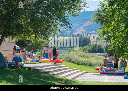 September 4, 2019 - Summerland, British Columbia/Kanada: Menschen versammeln sich mit Schlauch hinter Coyote Kreuzfahrten am Ausgangspunkt der Penticton R Stockfoto