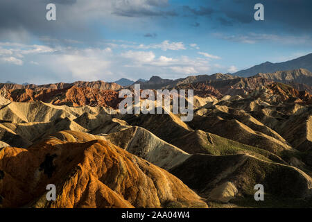 Schönes Licht bei Sonnenuntergang im Rainbow Bergen von Zhangye Danxia nationalen Geologischen Park Stockfoto