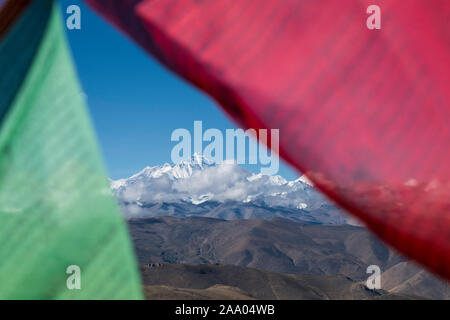 Tibetische Gebetsfahnen, Lhotse und Mount Everest North Face von Pang-la Pass Stockfoto