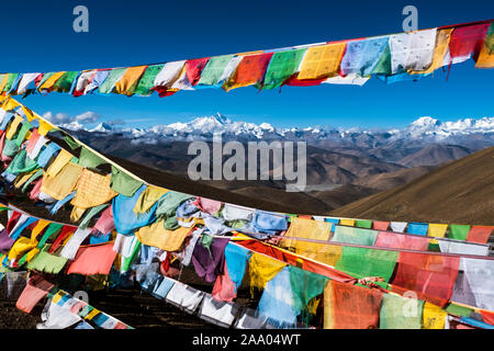 Tibetische Gebetsfahnen, Lhotse, Mount Everest (Mitte), Cho Oyu (rechts) und der Rest der North Face Himalaya reichen von Pang-la Pass Stockfoto