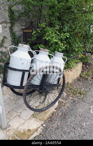 3 alte Milchkannen auf einer Karre, Frankreich Stockfoto