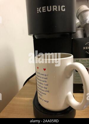 London, Kanada, 10. November 2019: Redaktionelle Illustration Foto eines Keurig Kaffeemaschine Kaffee machen. Keurig ist führend in der kaffeepad Kaffee. Stockfoto