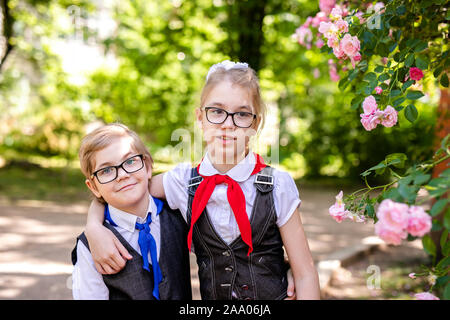 Zwei primäre Schüler tragen Schuluniform. Russisch an der Volksschule. Stockfoto