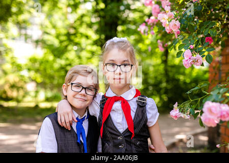 Zwei primäre Schüler tragen Schuluniform. Russisch an der Volksschule. Stockfoto